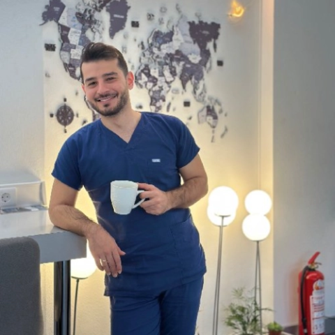 Dt. Alper Topaloğlu görseli