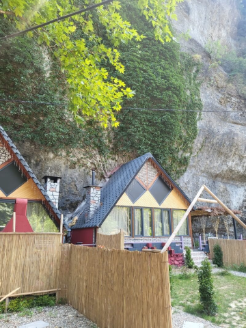 Aris Bungalov görseli
