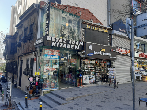 Beyaz Adam Kitabevi görseli